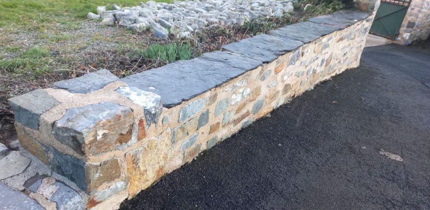 Nettoyage d'un muret après