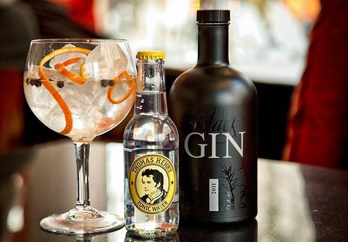 Eine Flasche Gin steht neben einem Glas Gin