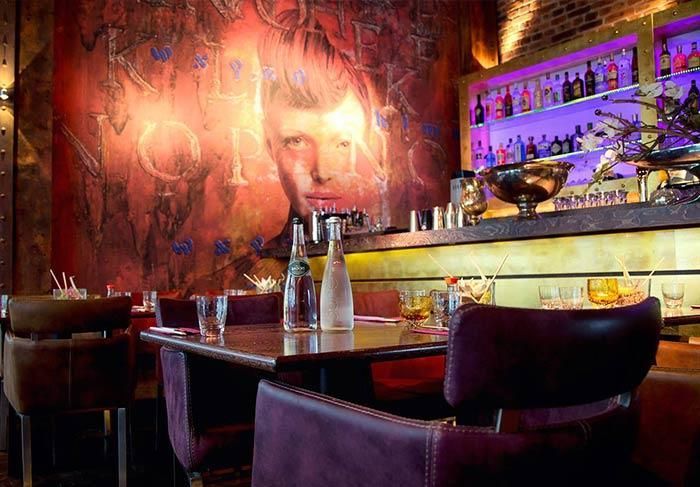 Ein Restaurant mit einem Gemälde einer Frau an der Wand