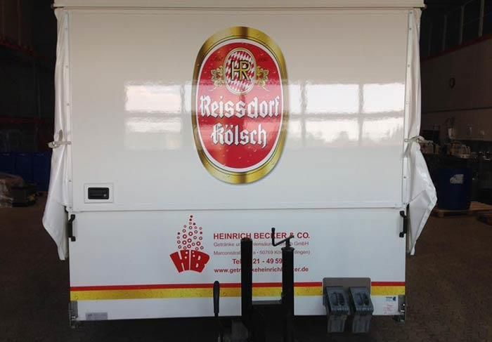 Ein weißer Anhänger mit Reissdorf Kölsch darauf geschrieben