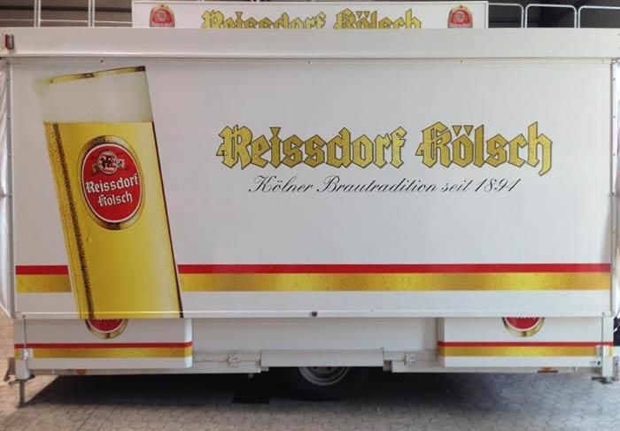 Ein weißer LKW mit Reissdorf Kölsch auf der Seite geschrieben