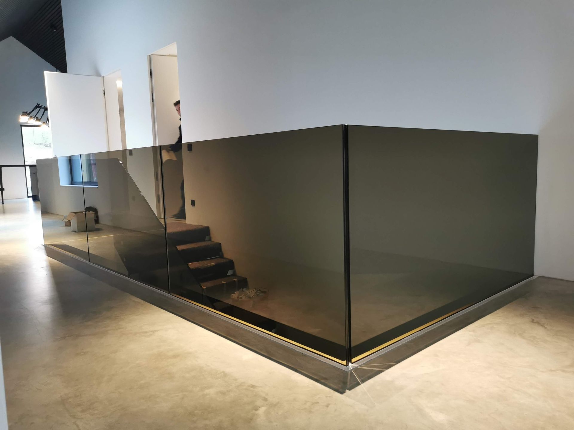 Rauchglasgehäuse mit Stufen. Gebäudeecke, beige Wände, modernes Design.