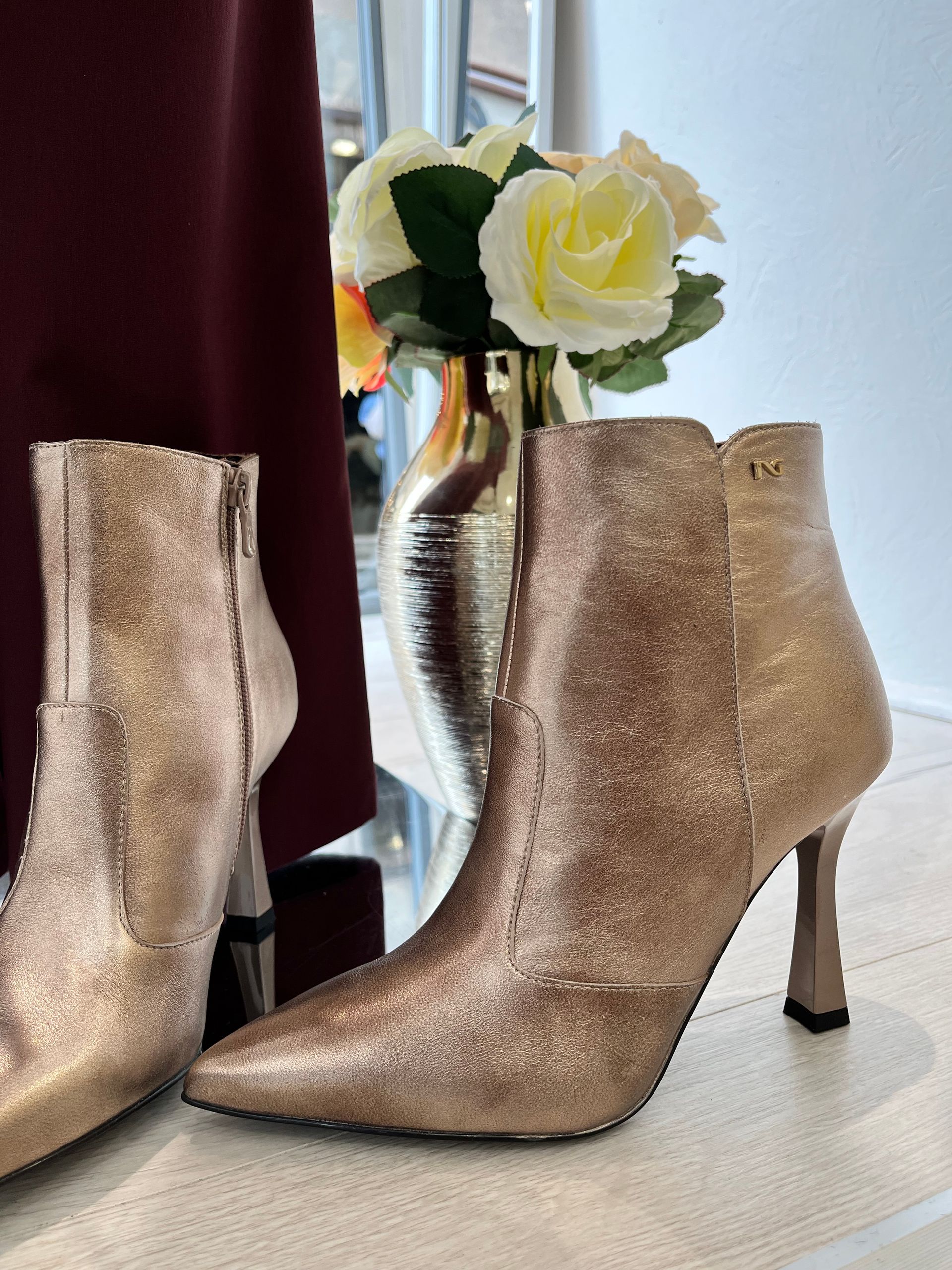 Pantalon beige, chemisier et chaussures noires