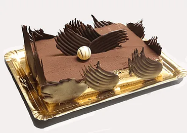 Un pastel de chocolate está sobre una bandeja dorada.