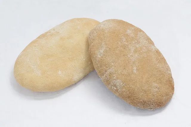 Dos rocas están una al lado de la otra sobre una superficie blanca.