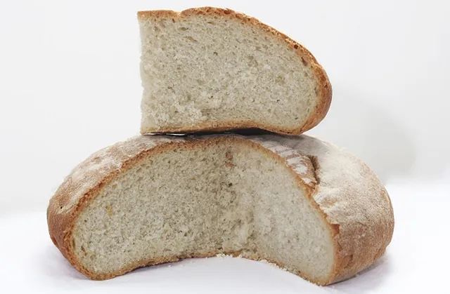 Dos rebanadas de pan se apilan una encima de la otra