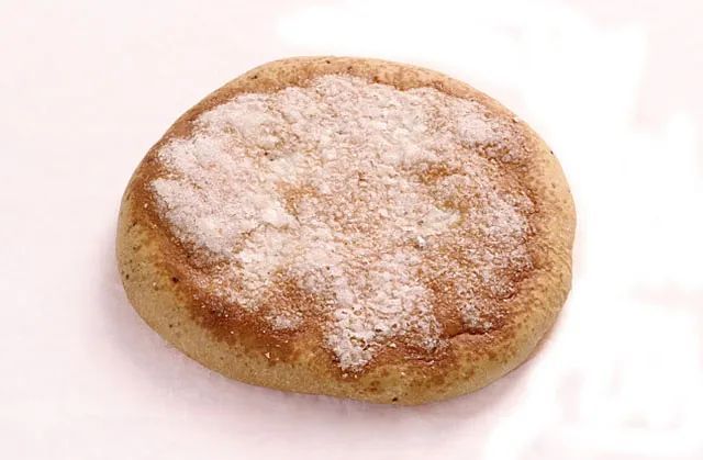 Una galleta con azúcar en polvo encima.