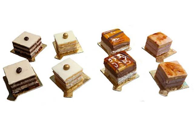 Una variedad de postres se alinean sobre un fondo blanco.