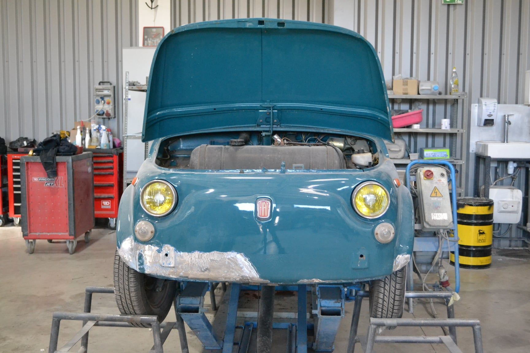 Voiture bleue en rénovation de carrosserie