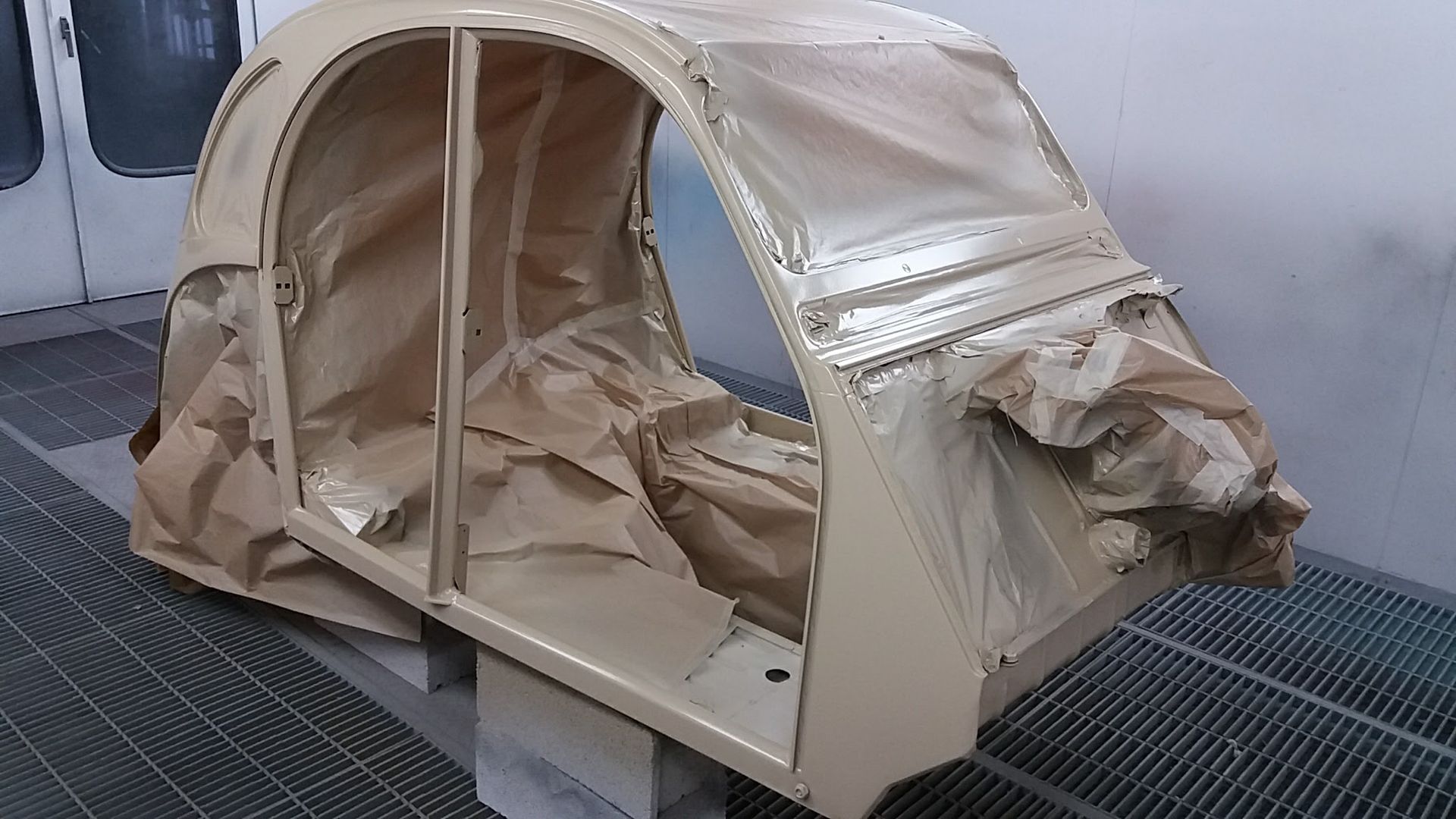 Carrosserie démontée en cabine de peinture