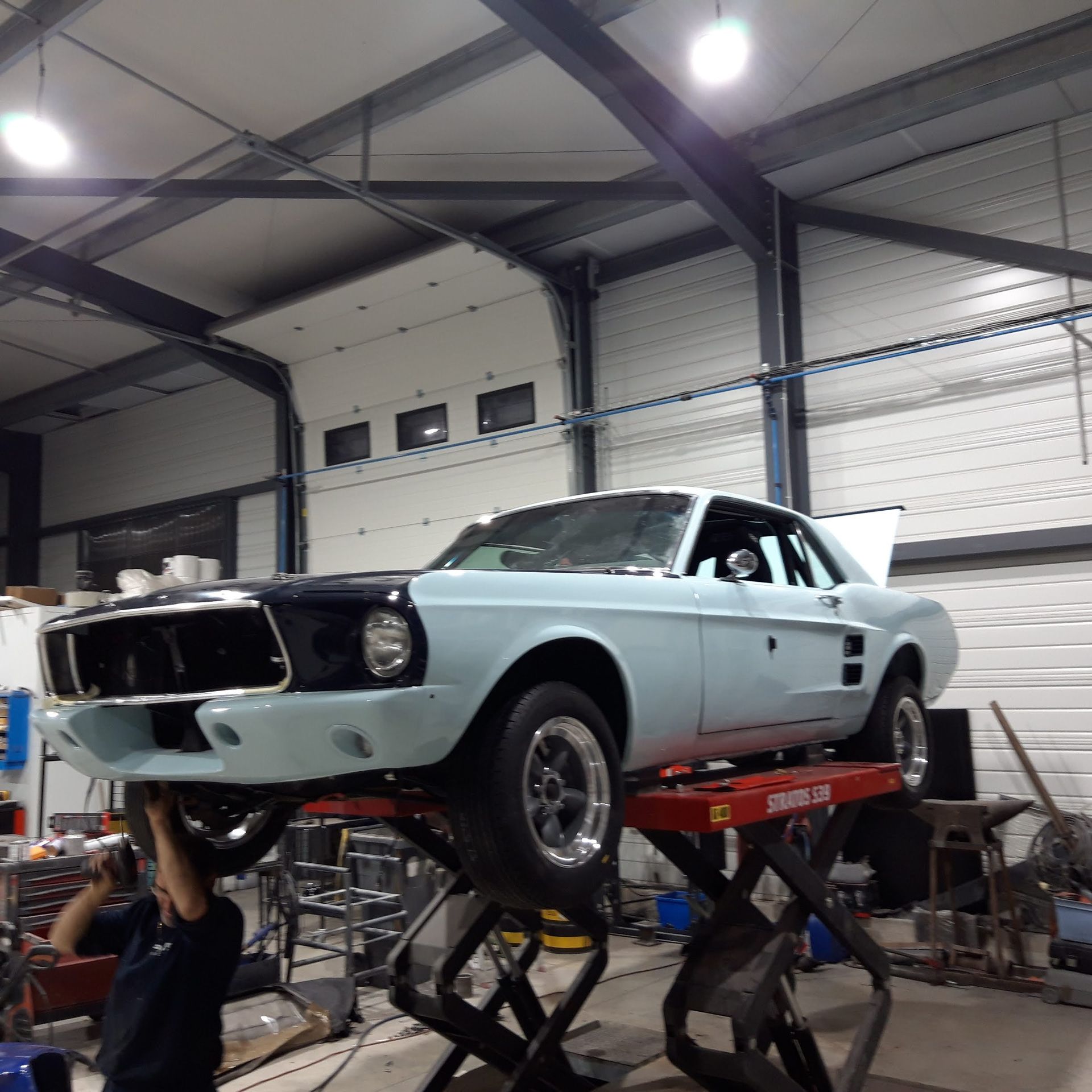 Voiture bleue sur pont élévateur