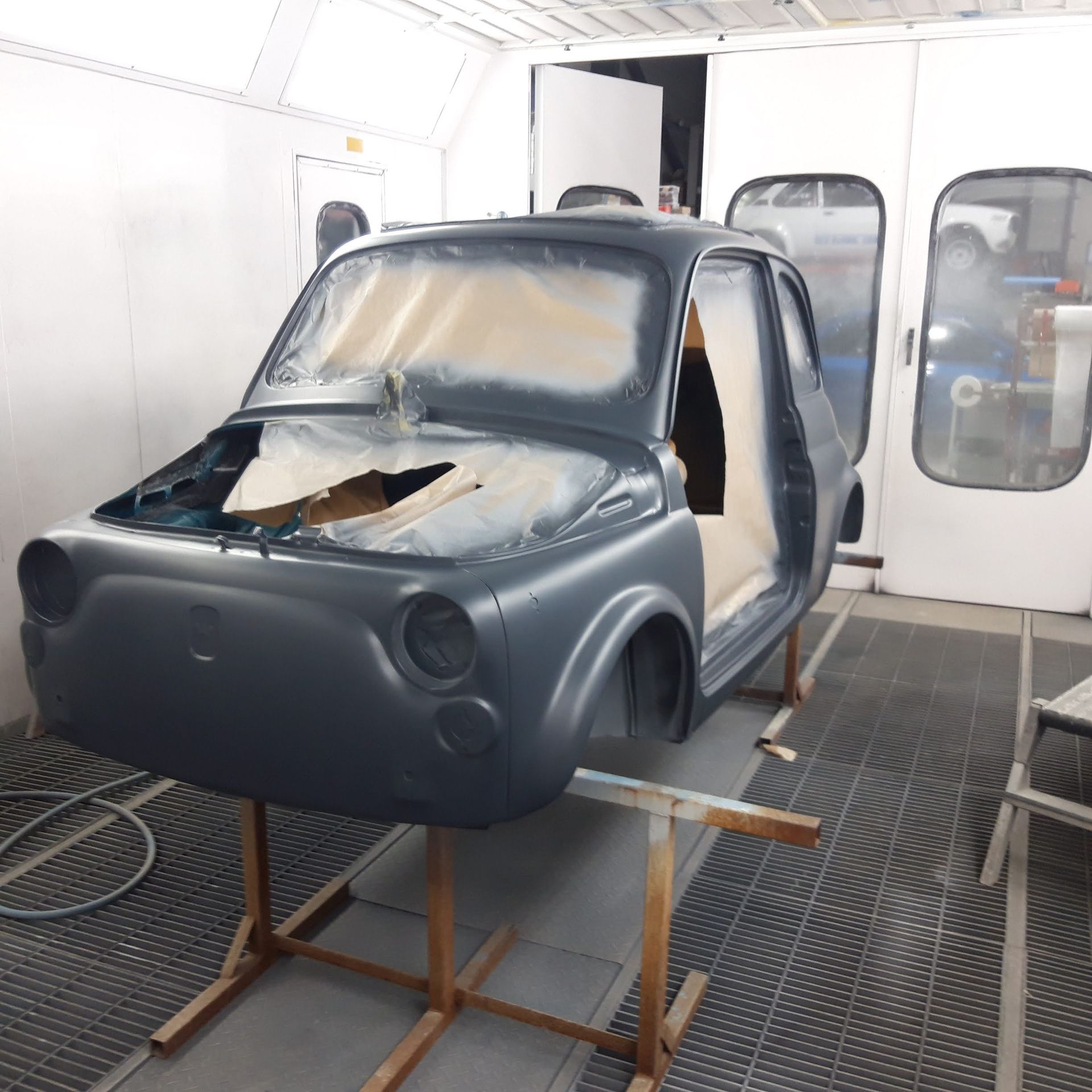 Carcasse de voiture dans une cabine de peinture