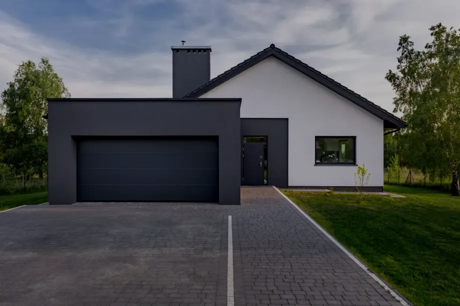 Maison moderne avec une porte de garage, une porte d'entrée et une fenêtre en aluminium