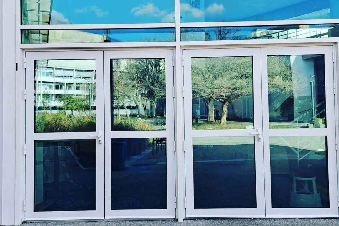 Portes vitrées à l'entrée d'un gymnase