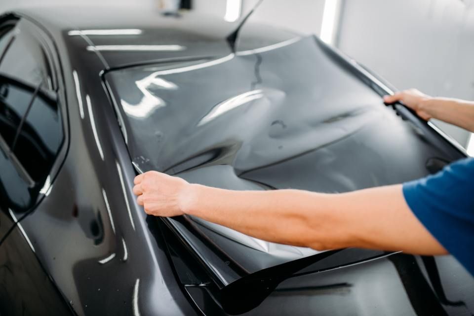 AD-Autoglas, Heckscheibe wird mit Folie bedeckt