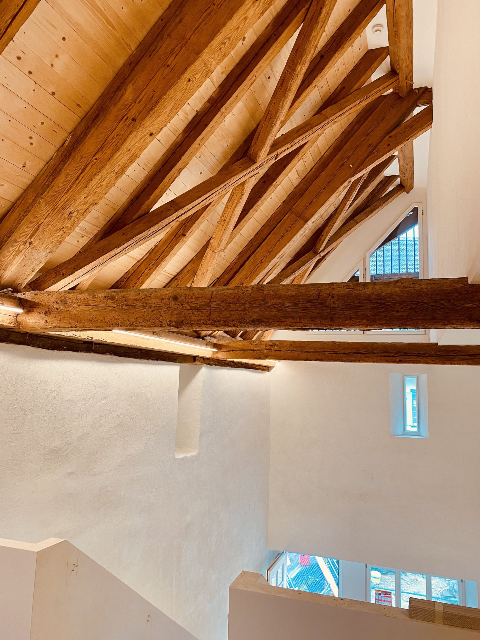 Ein leerer Raum mit Trockenbauwänden und einem Kamin in einem im Bau befindlichen Haus.