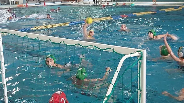 Un grupo de personas está jugando waterpolo en una piscina.