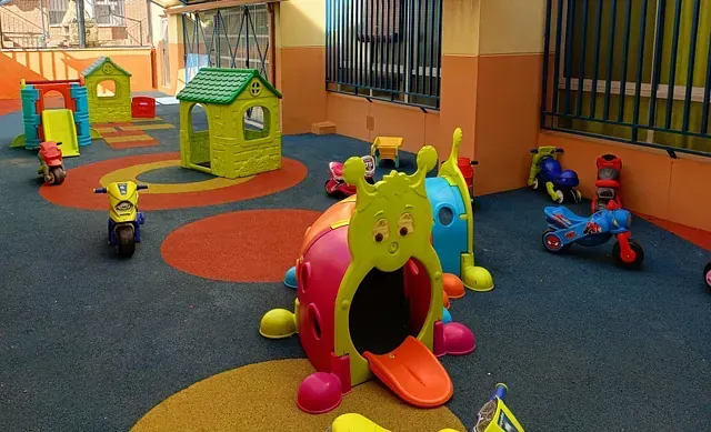 Un parque infantil con muchos juguetes coloridos