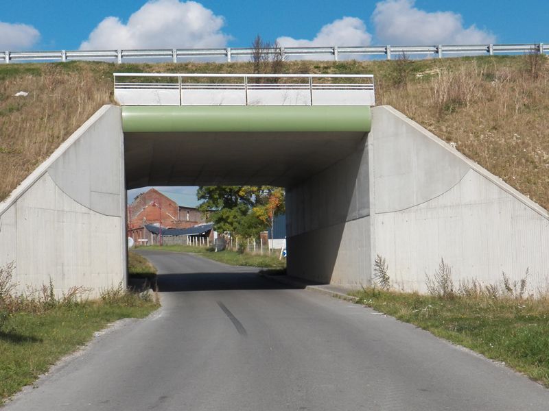 Tunnel sous un pont en béton