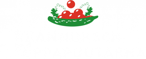 Vihre&auml; kori punaisia ​​kirsikoita ja lehti&auml; valkoisella taustalla