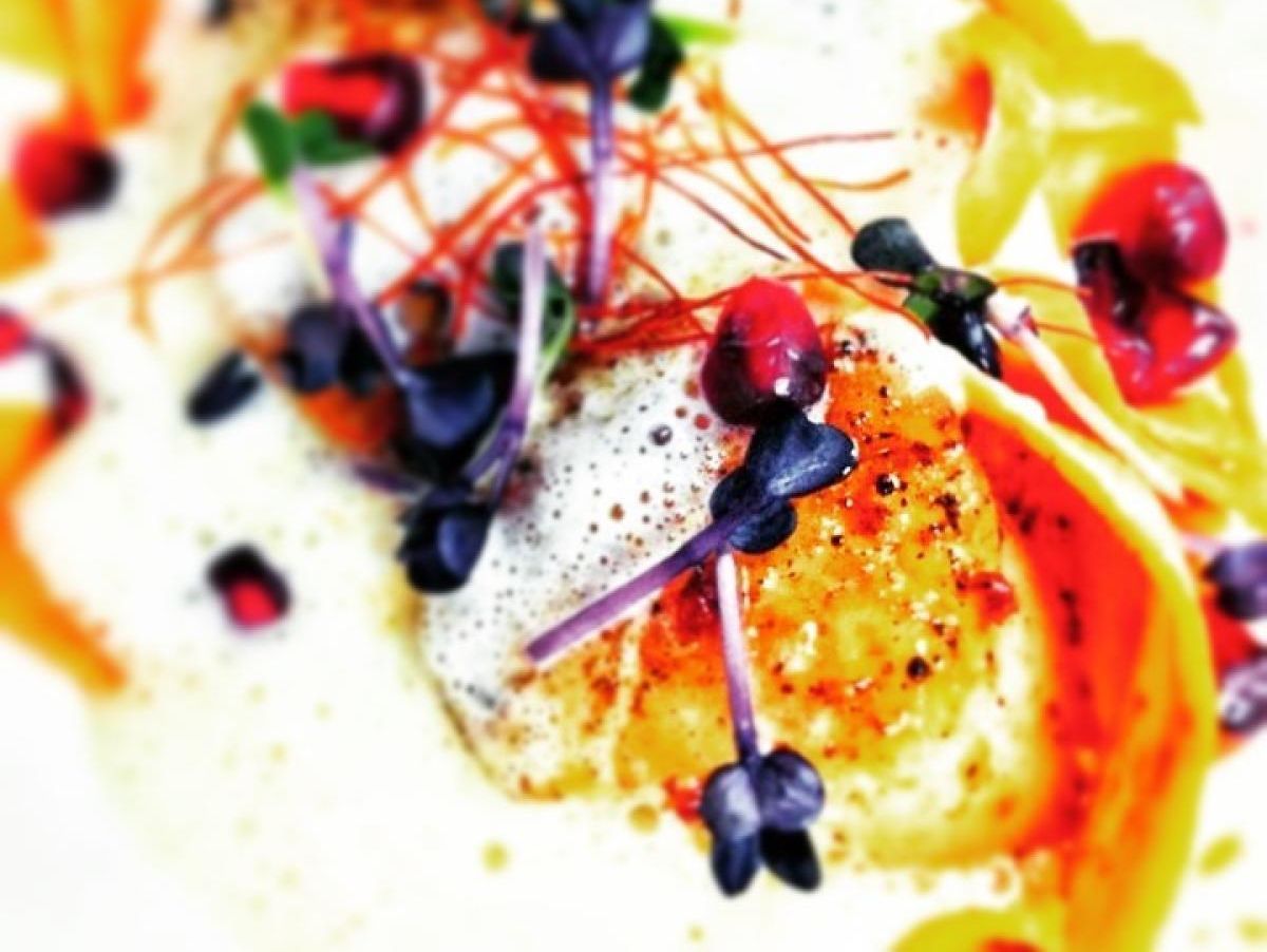 Eine Nahaufnahme von einem Teller mit Essen und Beeren darauf