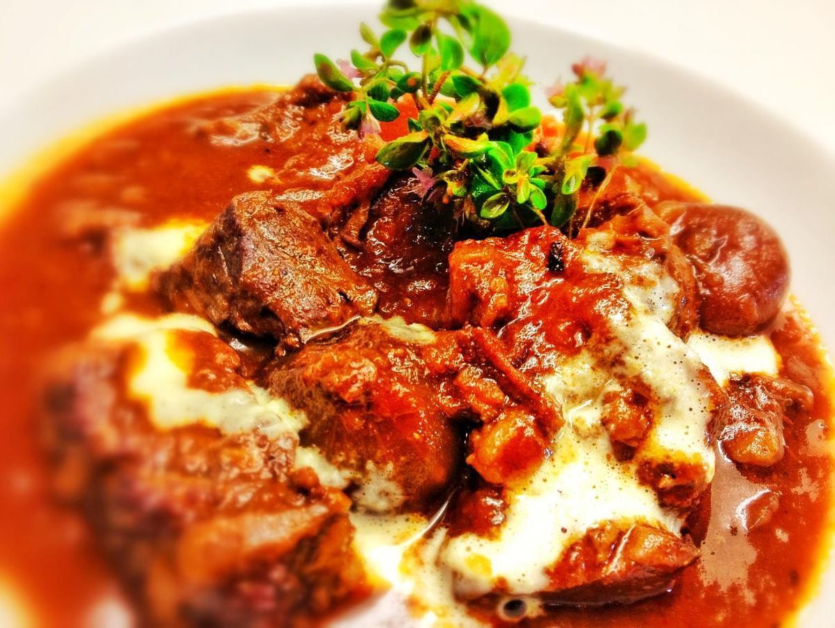 Eine Nahaufnahme einer Schüssel Eintopf mit Fleisch und Gemüse