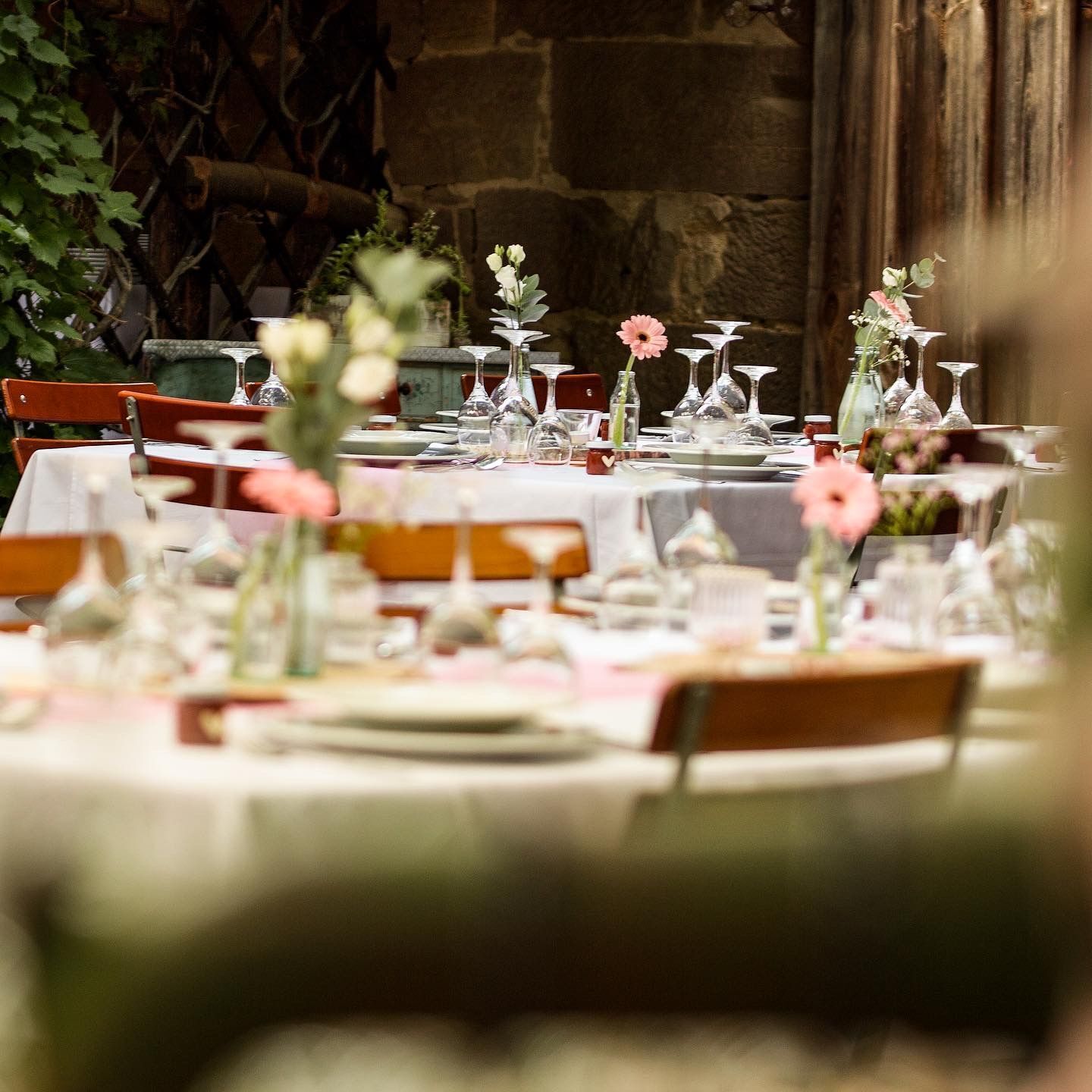 Ein Restaurant mit Tischen und Stühlen für einen Hochzeitsempfang.