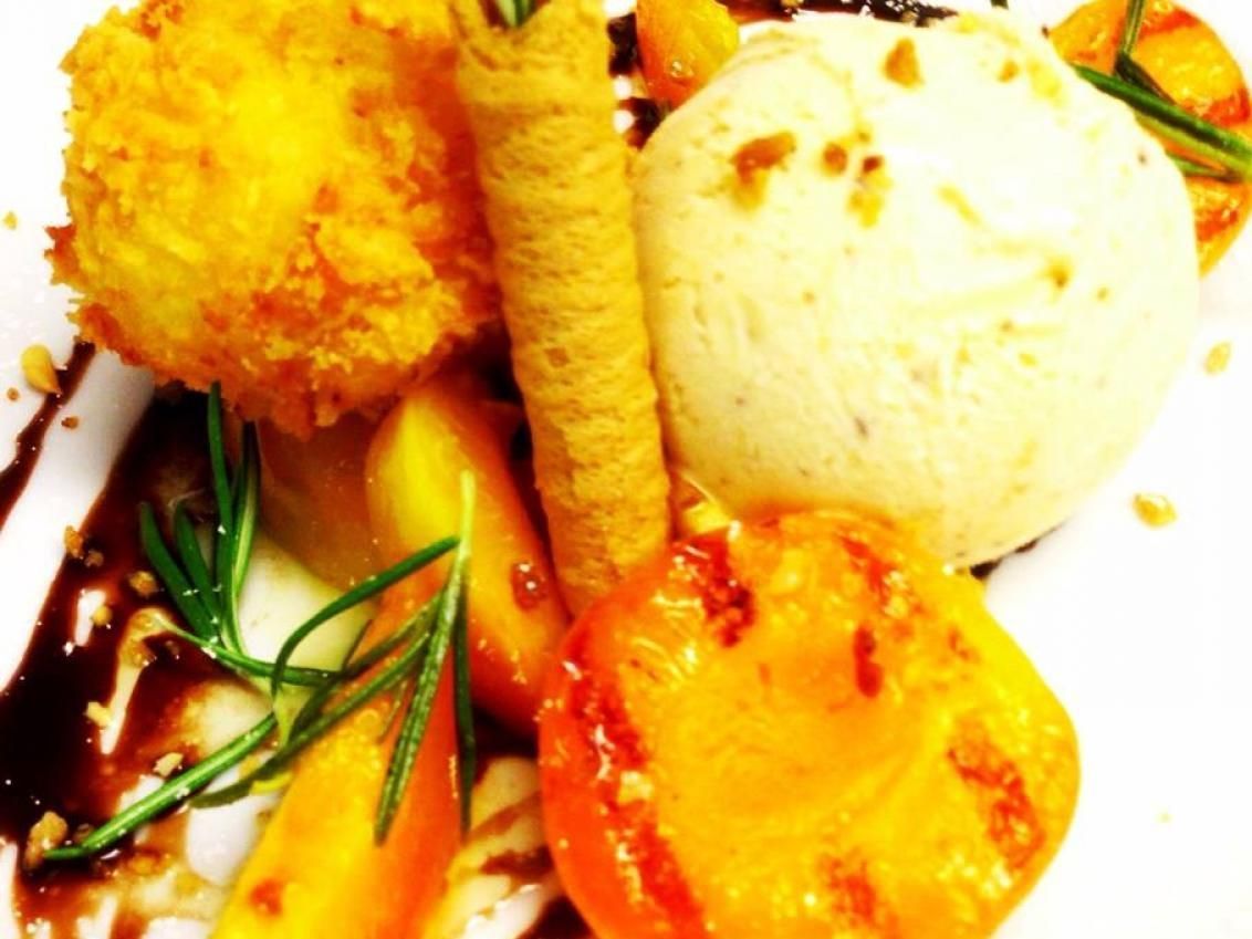 Eine Nahaufnahme von einem Teller  Eis