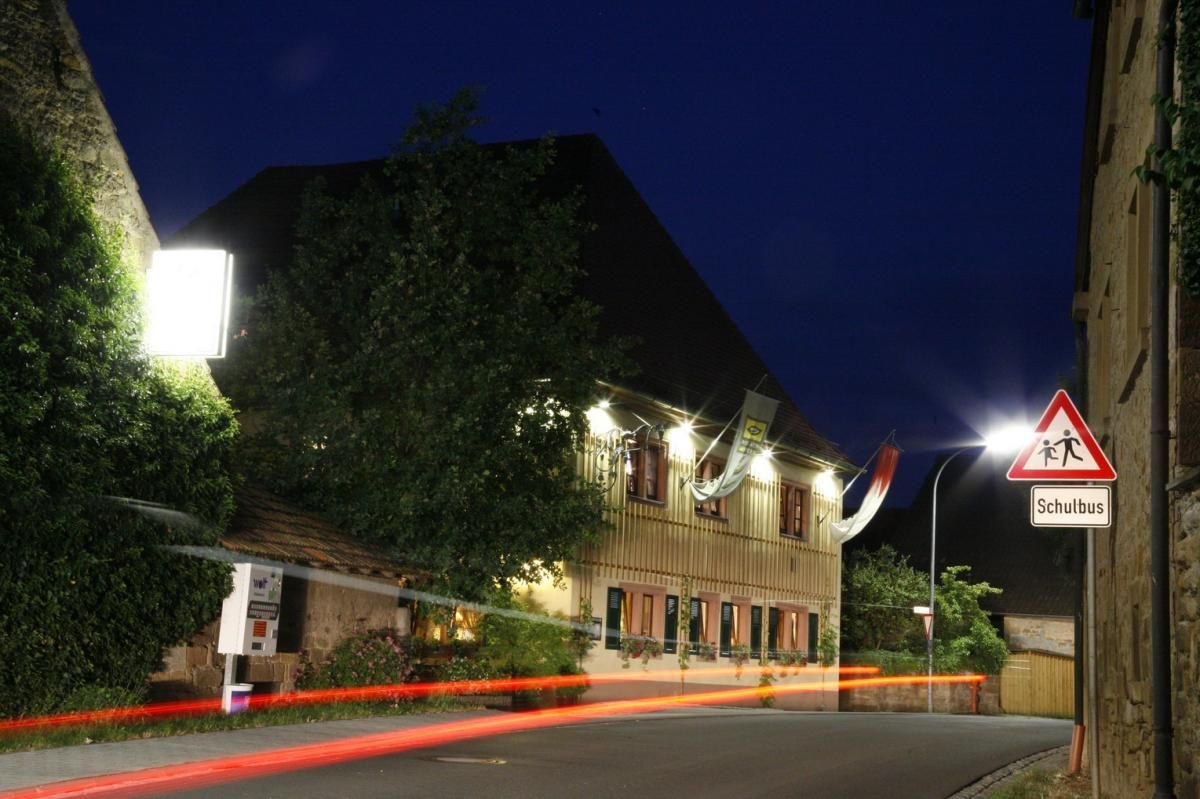 Eine Straße mit einem Schild mit der Aufschrift