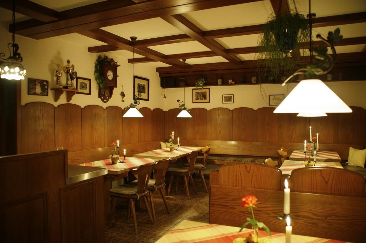 Ein Restaurant mit Tischen und Stühlen und einer Lampe