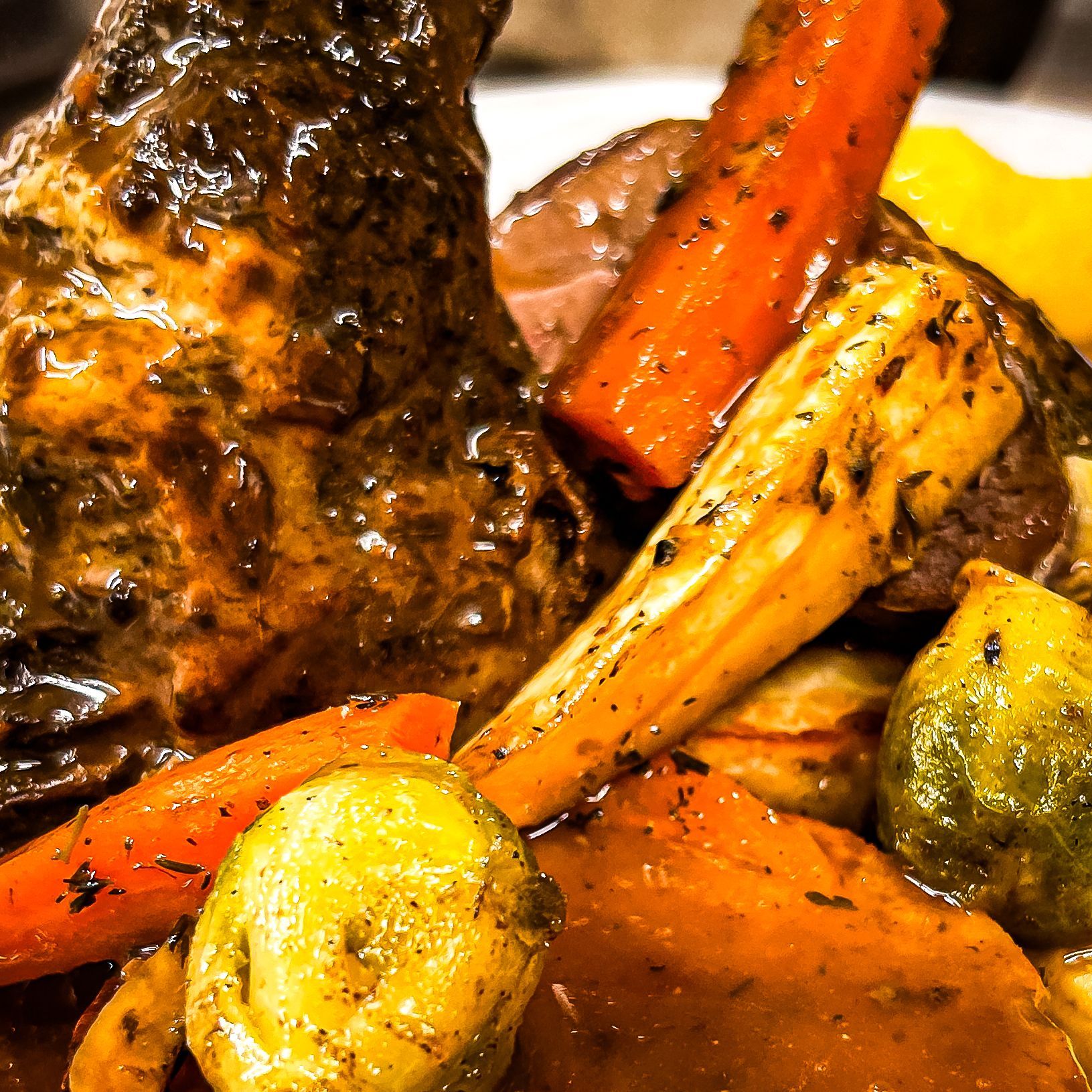 Eine Nahaufnahme von einem Teller mit Essen mit Karotten und Rosenkohl