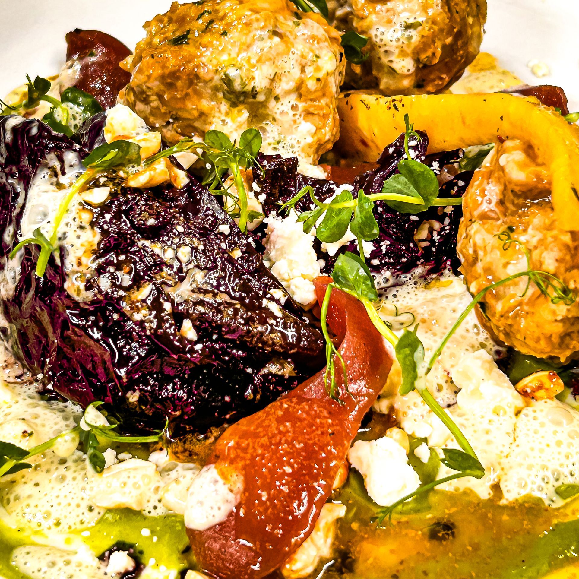 Eine Nahaufnahme von einem Teller mit Fleisch und Gemüse