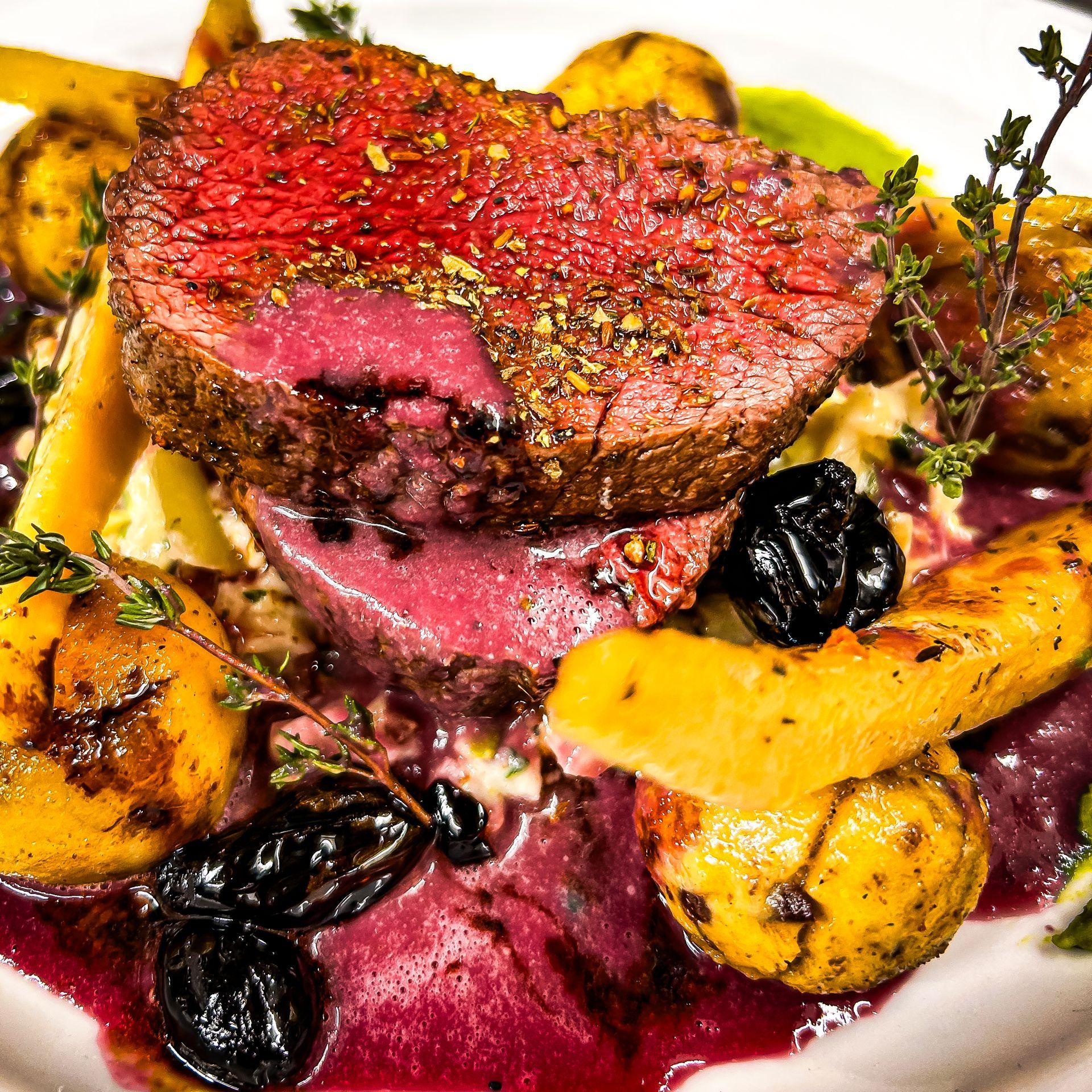 Eine Nahaufnahme von einem Teller mit Essen mit Fleisch und Gemüse