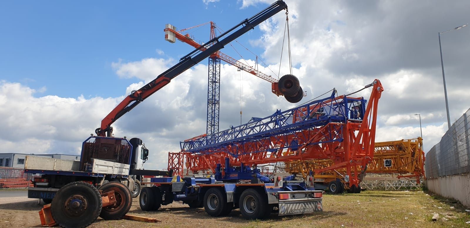 Kran-Profi Goldschmidt - Kranführer bedient Baukran bei Sonnenuntergang, Baukräne am Horizont