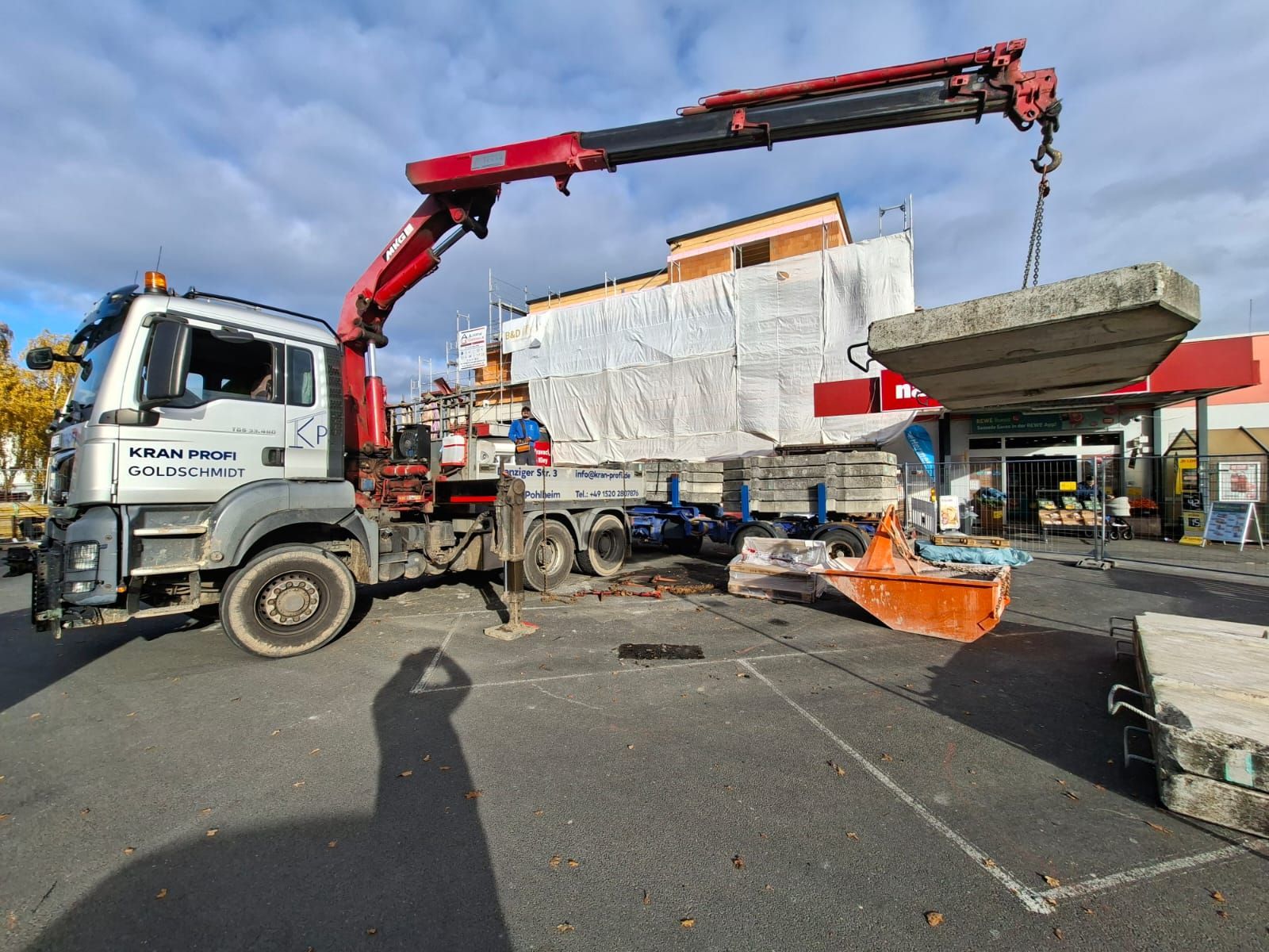 Kran-Profi Goldschmidt - Arbeiter in Schutzkleidung bedient einen Mini-Baukran