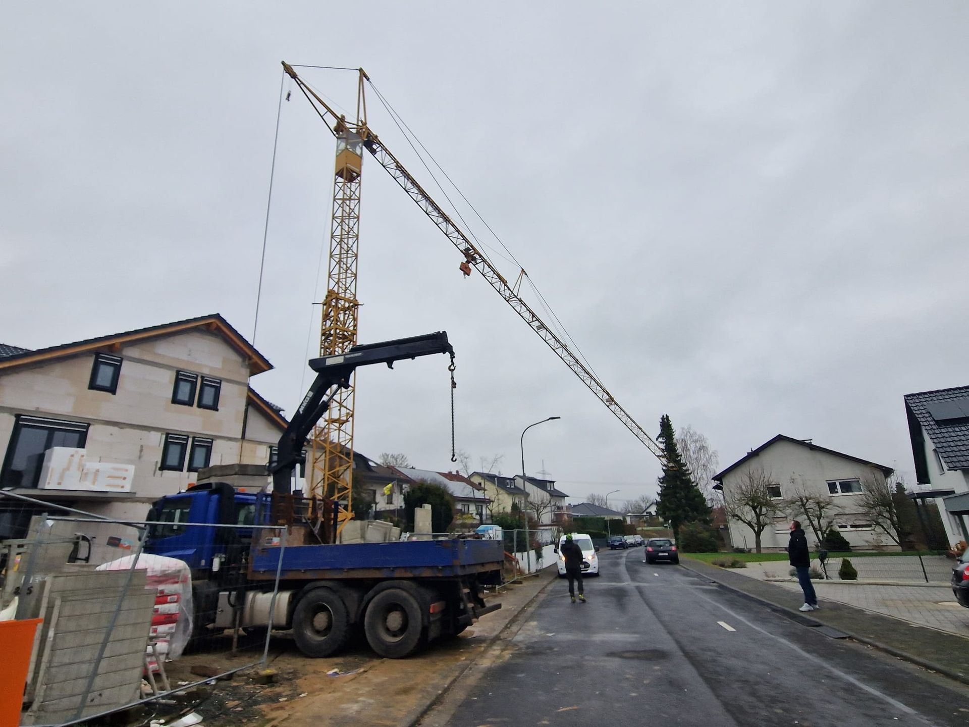 Kran-Profi Goldschmidt - Arbeiter in Schutzkleidung bedient einen Mini-Baukran