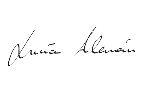 Un primer plano de la firma de una persona sobre un fondo blanco.