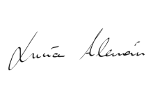 Un primer plano de la firma de una persona sobre un fondo blanco.