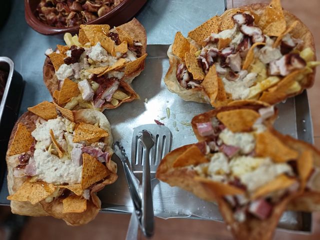 Una bandeja de comida con una espátula y pinzas encima.