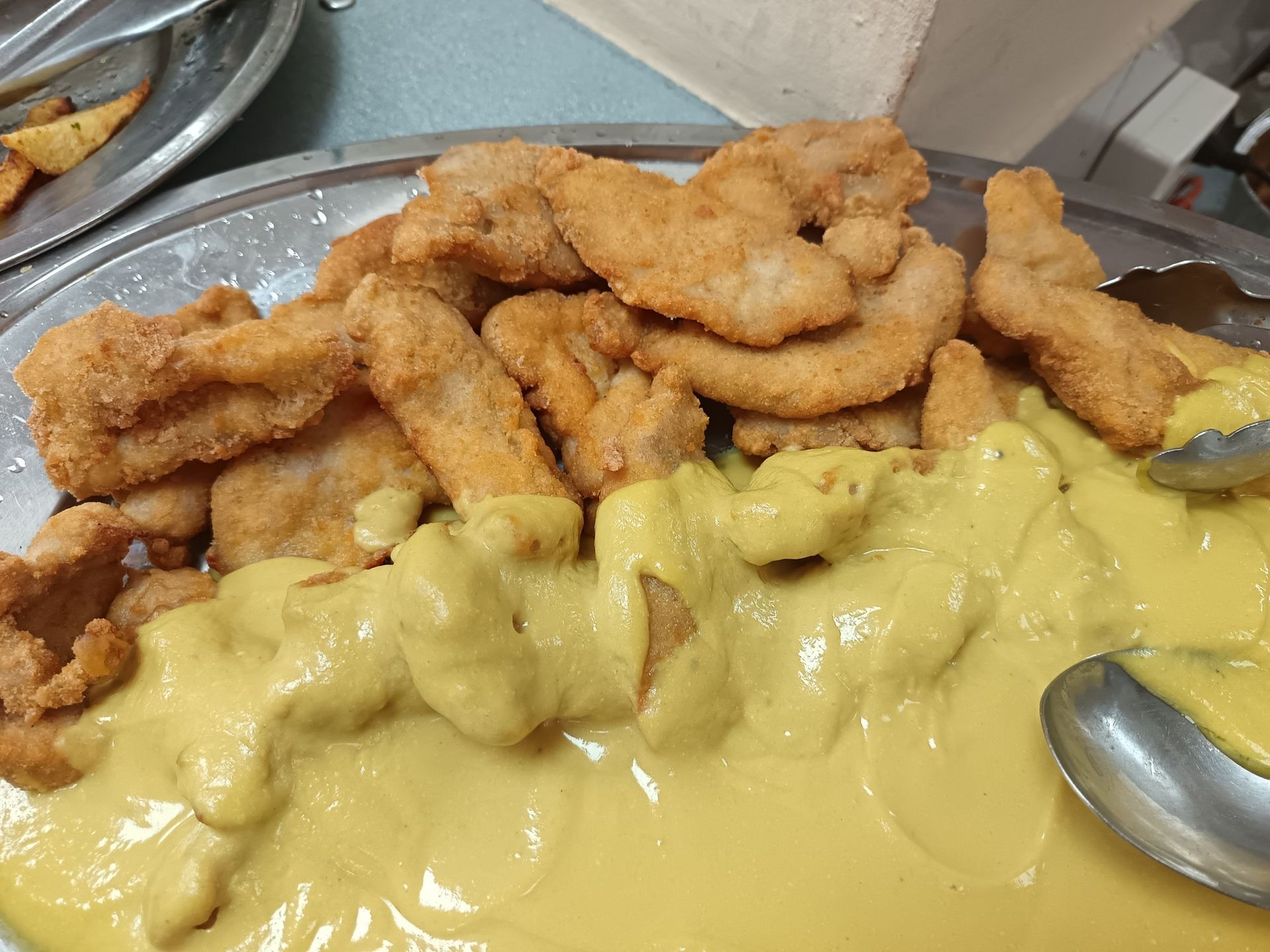 Un primer plano de un plato de comida con una cuchara dentro.