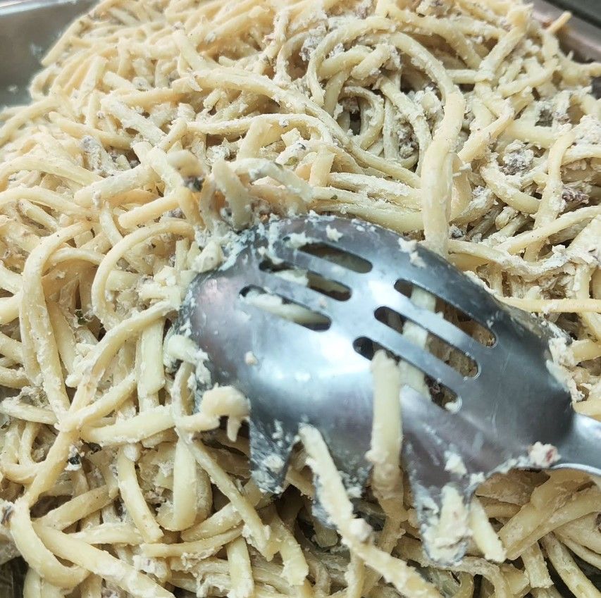 Un primer plano de un plato de comida sobre una mesa.