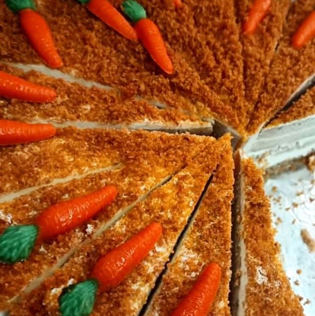 Un primer plano de un pastel con zanahorias encima.