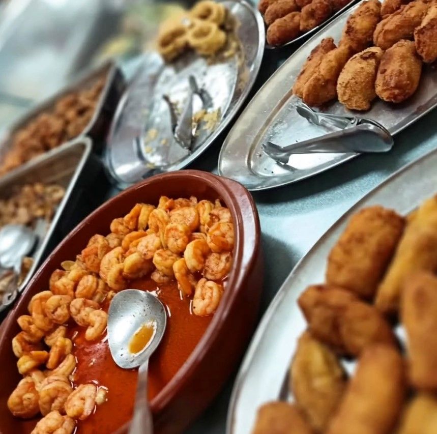 Un tazón de camarones con una cuchara dentro