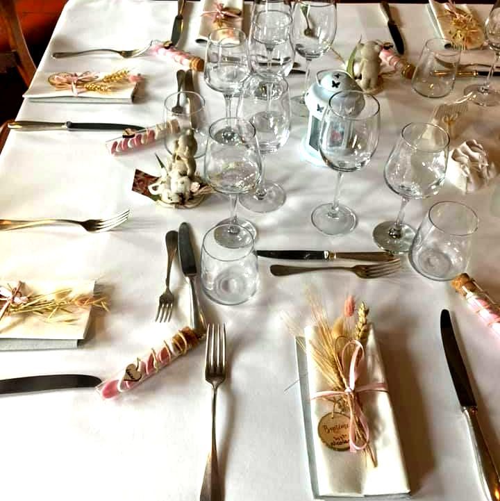 Table dressée en blanc et rose