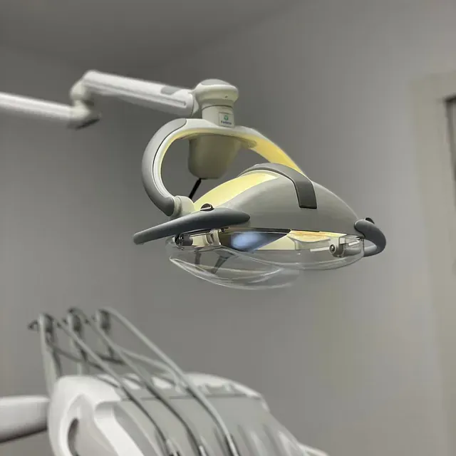 Un primer plano de una luz dental en un consultorio dental.