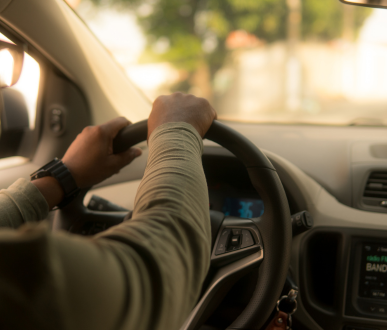 Un taxi avec un homme qui conduitUn taxi avec un homme qui conduit