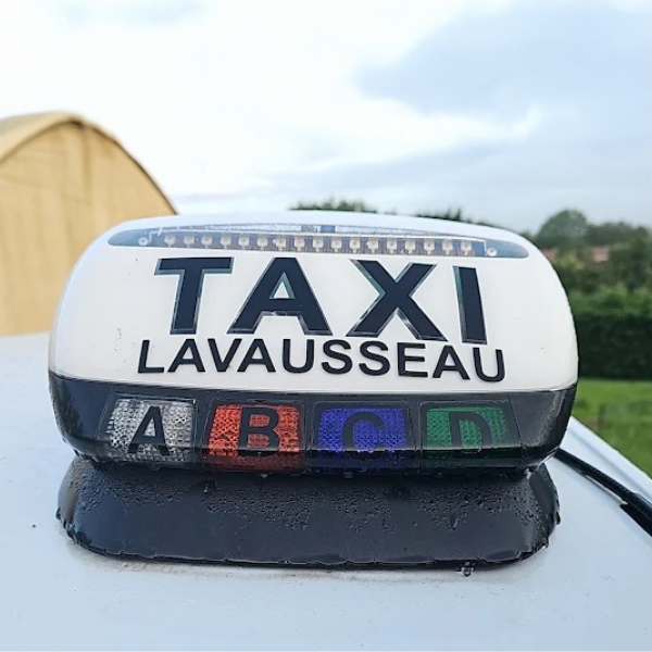 Panneau de toit de taxi portant l'inscription 