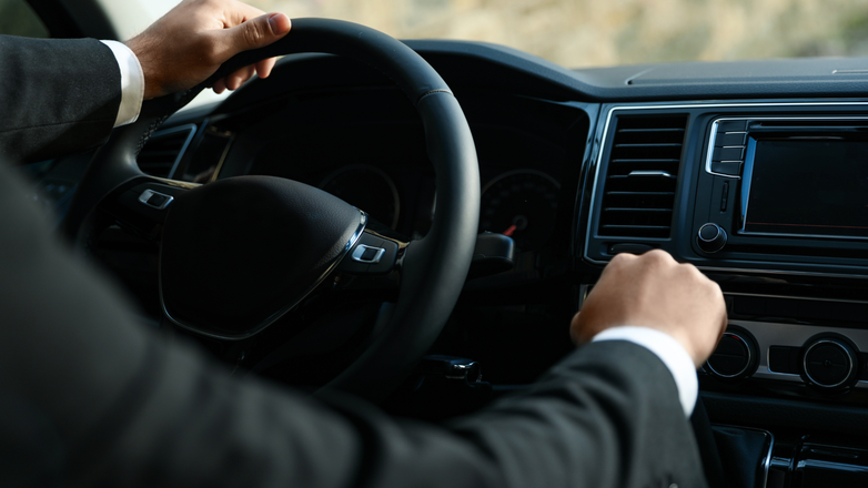 Un taxi avec un homme qui conduit