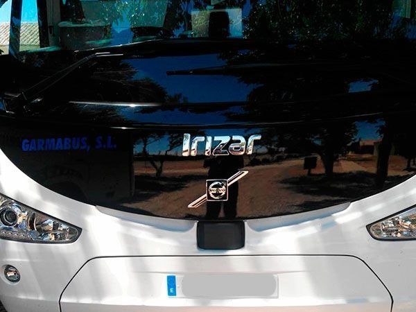 Un autobús blanco con la palabra Irizar en el frente.