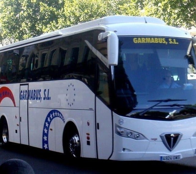Un autobús blanco con la palabra garmabus en el frente